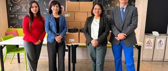 Bagó donó 60 gafas no electrónicas a la UTPL