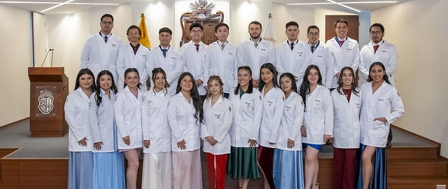 Estudiantes de Fisioterapia reciben sus mandiles