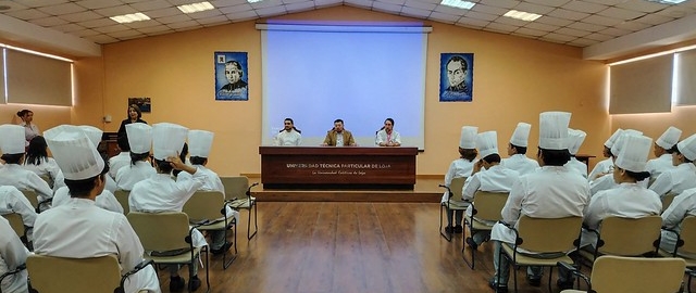 Ceremonia de investidura de los estudiantes de primer ciclo de la carrera de Gastronomía