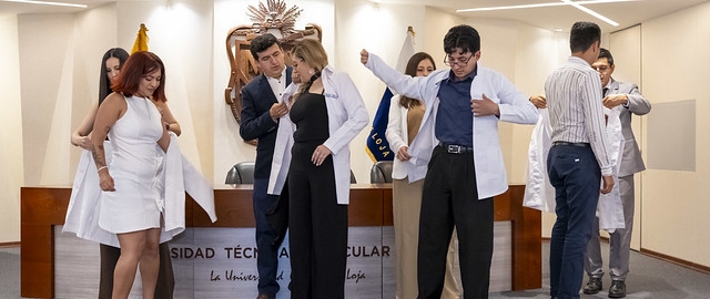 Imposición de mandiles | Carrera de Bioquímica y Farmacia