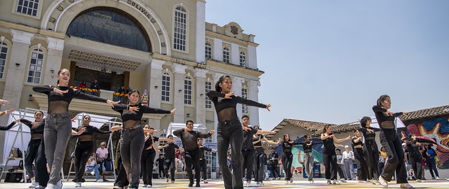 La UTPL participa en el Festival Internacional de Artes Vivas Loja con sus talentosos grupos de arte en la Plaza de la Cultura