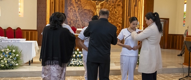 Imposición de insignias a estudiantes de Enfermería