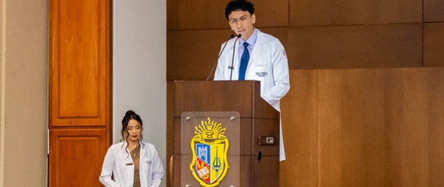 Imposición de insignias a estudiantes de Medicina