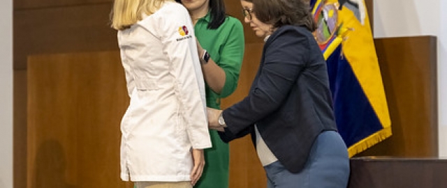 Imposición de mandiles a internos rotativos de la carrera de Nutrición y Dietética – Cohorte mayo 2025 / abril 2026 Imposición de mandiles a internos rotativos de la carrera de Nutrición y Dietética – Cohorte mayo 2025 / abril 2026