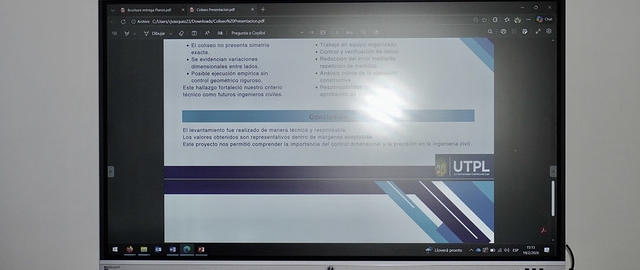 Entrega de planos al colegio Daniel Álvarez Burneo como parte de un proyecto de innovación