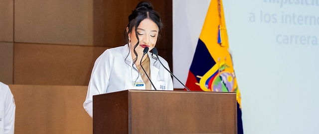 Imposición de insignias a estudiantes de Medicina