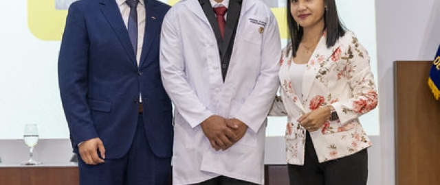 Imposición de mandiles a estudiantes de Fisioterapia