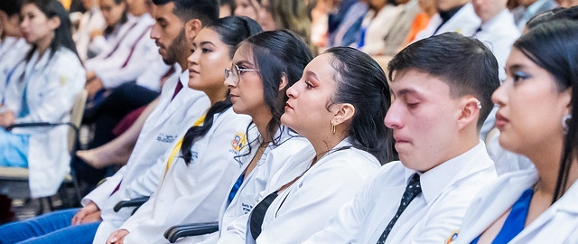 Imposición de insignias a estudiantes de Medicina