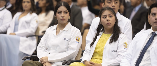 Imposición de Insignias – Carrera de Medicina