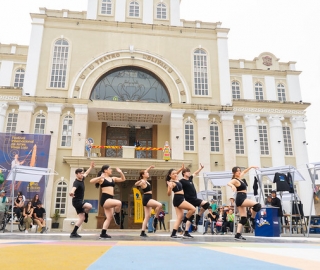 La UTPL participa en el Festival Internacional de Artes Vivas Loja con sus talentosos grupos de arte en la Plaza de la Cultura