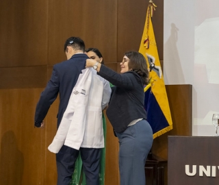 Imposición de mandiles a internos rotativos de la carrera de Nutrición y Dietética – Cohorte mayo 2025 / abril 2026 Imposición de mandiles a internos rotativos de la carrera de Nutrición y Dietética – Cohorte mayo 2025 / abril 2026