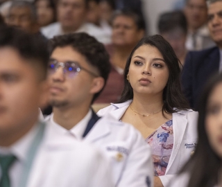 Imposición de mandiles a estudiantes de Fisioterapia