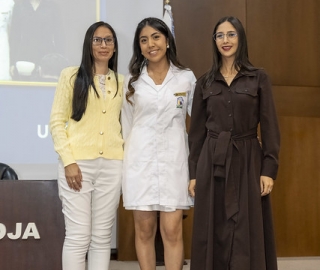 Imposición de mandiles a internos rotativos de la carrera de Nutrición y Dietética – Cohorte mayo 2025 / abril 2026 Imposición de mandiles a internos rotativos de la carrera de Nutrición y Dietética – Cohorte mayo 2025 / abril 2026