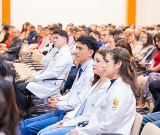 Imposición de insignias a estudiantes de Medicina Imposición de insignias a estudiantes de Medicina