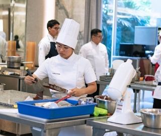 UTPL en Chokao 2025: creatividad y talento en la feria del cacao y chocolate