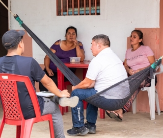 Visita de estudiantes y docentes de Economía al proyecto de producción sostenible meliponícola en el cantón Puyango