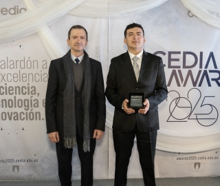 Eduardo Valarezo Valdez recibe el reconocimiento como Investigador Destacado en los CEDIA Awards