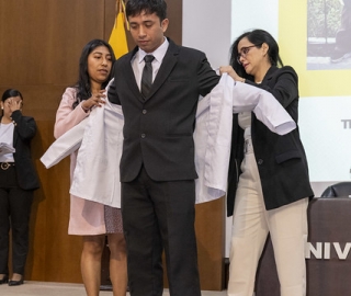 Imposición de mandiles a estudiantes de Fisioterapia