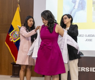 Imposición de mandiles a estudiantes de Fisioterapia