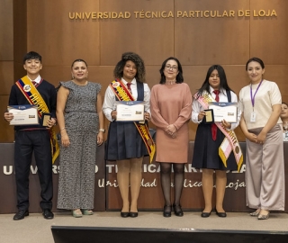 UTPL reconoció el compromiso de los abanderados de los colegios de Loja por su excelencia académica