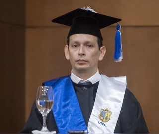 Condecoración a Carlos Calderón
