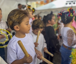 La UTPL participa en el Festival Internacional de Artes Vivas Loja con sus talentosos grupos de arte en la Plaza de la Cultura