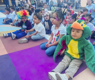 La UTPL participa en el Festival Internacional de Artes Vivas Loja con sus talentosos grupos de arte en la Plaza de la Cultura