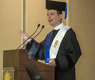 Condecoración a Carlos Calderón
