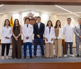 Imposición de mandiles | Carrera de Bioquímica y Farmacia