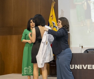 Imposición de mandiles a internos rotativos de la carrera de Nutrición y Dietética – Cohorte mayo 2025 / abril 2026 Imposición de mandiles a internos rotativos de la carrera de Nutrición y Dietética – Cohorte mayo 2025 / abril 2026