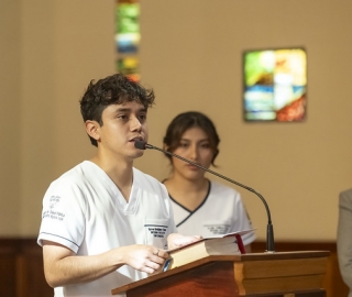 Imposición de insignias a estudiantes de Enfermería