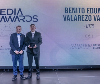 Eduardo Valarezo Valdez recibe el reconocimiento como Investigador Destacado en los CEDIA Awards