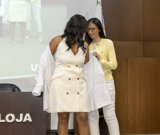 Imposición de mandiles a internos rotativos de la carrera de Nutrición y Dietética – Cohorte mayo 2025 / abril 2026 Imposición de mandiles a internos rotativos de la carrera de Nutrición y Dietética – Cohorte mayo 2025 / abril 2026