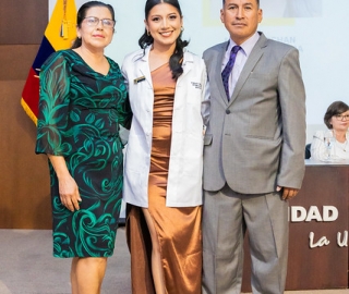 Imposición de insignias a estudiantes de Medicina