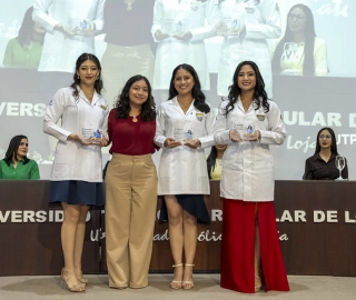 Imposición de mandiles a internos rotativos de la carrera de Nutrición y Dietética – Cohorte mayo 2025 / abril 2026 Imposición de mandiles a internos rotativos de la carrera de Nutrición y Dietética – Cohorte mayo 2025 / abril 2026