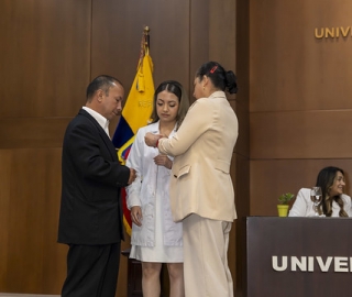 Imposición de Insignias – Carrera de Medicina