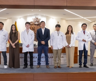 Imposición de mandiles | Carrera de Bioquímica y Farmacia