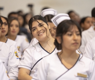 Imposición de insignias a estudiantes de Enfermería