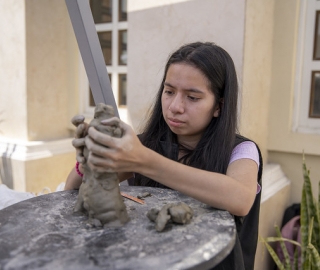 La UTPL participa en el Festival Internacional de Artes Vivas Loja con sus talentosos grupos de arte en la Plaza de la Cultura