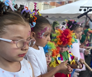 La UTPL participa en el Festival Internacional de Artes Vivas Loja con sus talentosos grupos de arte en la Plaza de la Cultura