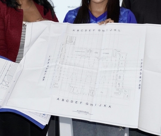 Entrega de planos al colegio Daniel Álvarez Burneo como parte de un proyecto de innovación