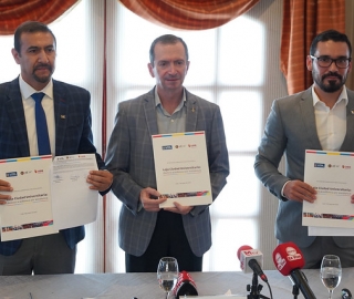 Firma del acuerdo interuniversitario. Loja, ciudad universitaria: destino académico por excelencia. Firma del acuerdo interuniversitario. Loja, ciudad universitaria: destino académico por excelencia.