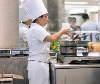 UTPL en Chokao 2025: creatividad y talento en la feria del cacao y chocolate