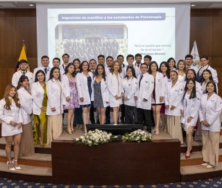 Imposición de mandiles a estudiantes de Fisioterapia