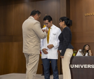 Imposición de Insignias – Carrera de Medicina