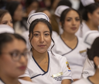 Imposición de insignias a estudiantes de Enfermería