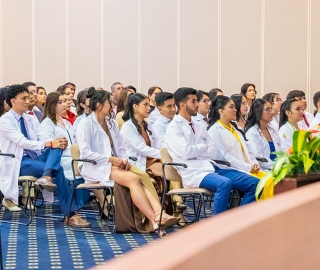Imposición de insignias a estudiantes de Medicina