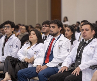 Imposición de mandiles a estudiantes de Fisioterapia