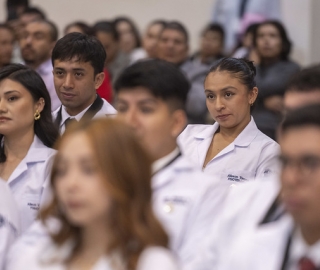 Imposición de mandiles a estudiantes de Fisioterapia