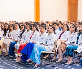 Imposición de insignias a estudiantes de Medicina